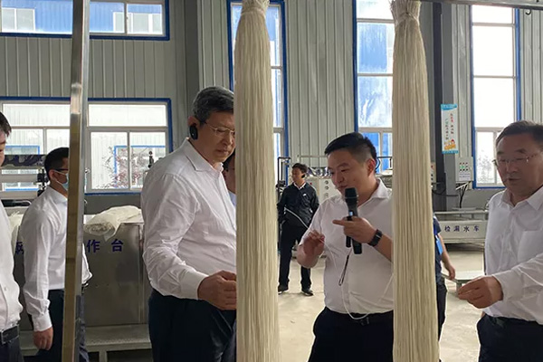 內(nèi)蒙古自治區(qū)黨委常委、通遼市委書記孟憲東攜考察團(tuán)到一諾環(huán)境考察指導(dǎo)